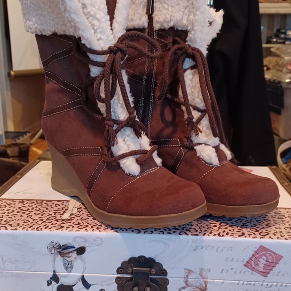 NWOT/BOX BONGO BOOTS "WINTER BLAST" 7 1/2 M 4472628 CHOCOLATE SHERPA LINED WEDGE - Picture 3 of 15